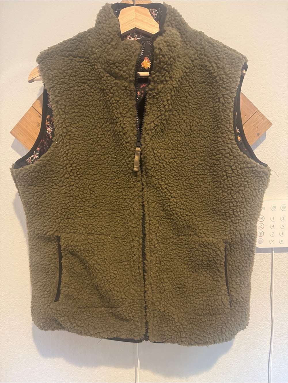 Horizon by Bass Creek Outfitters Floral and Sherpa Reversabel Vest NWT - Picture 3 of 4